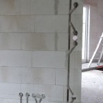 Schlitze in den Wänden für Kabel und Dosen