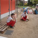 Die Trockenbauer-Stimmungsmacher haben Pause. Diese wird zum Telefonieren genutzt. Pause muss auch mal sein und wird zum Telefonieren genutzt