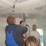 Gemeinsames Bohren der Deckenlöcher für die Lichtspots Gemeinsames Bohren der Deckenlöcher für die Lichtspots